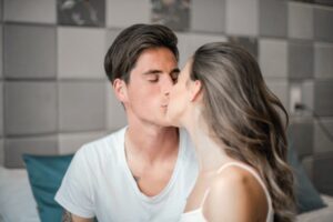 kissing